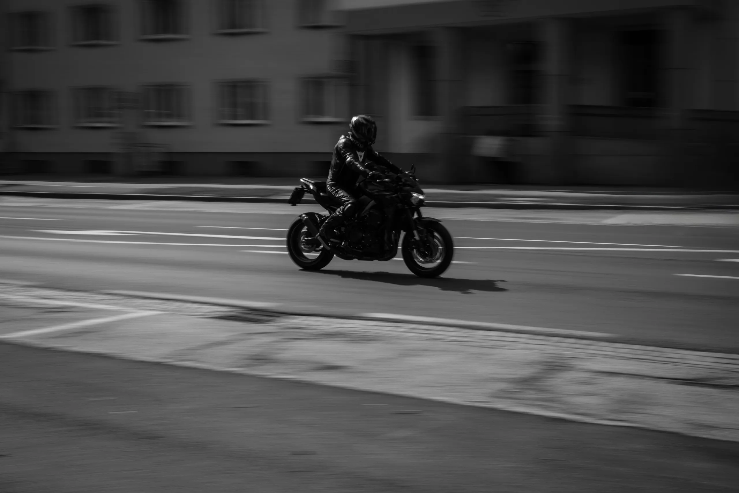 Motoros menetben, oldalról fotózva