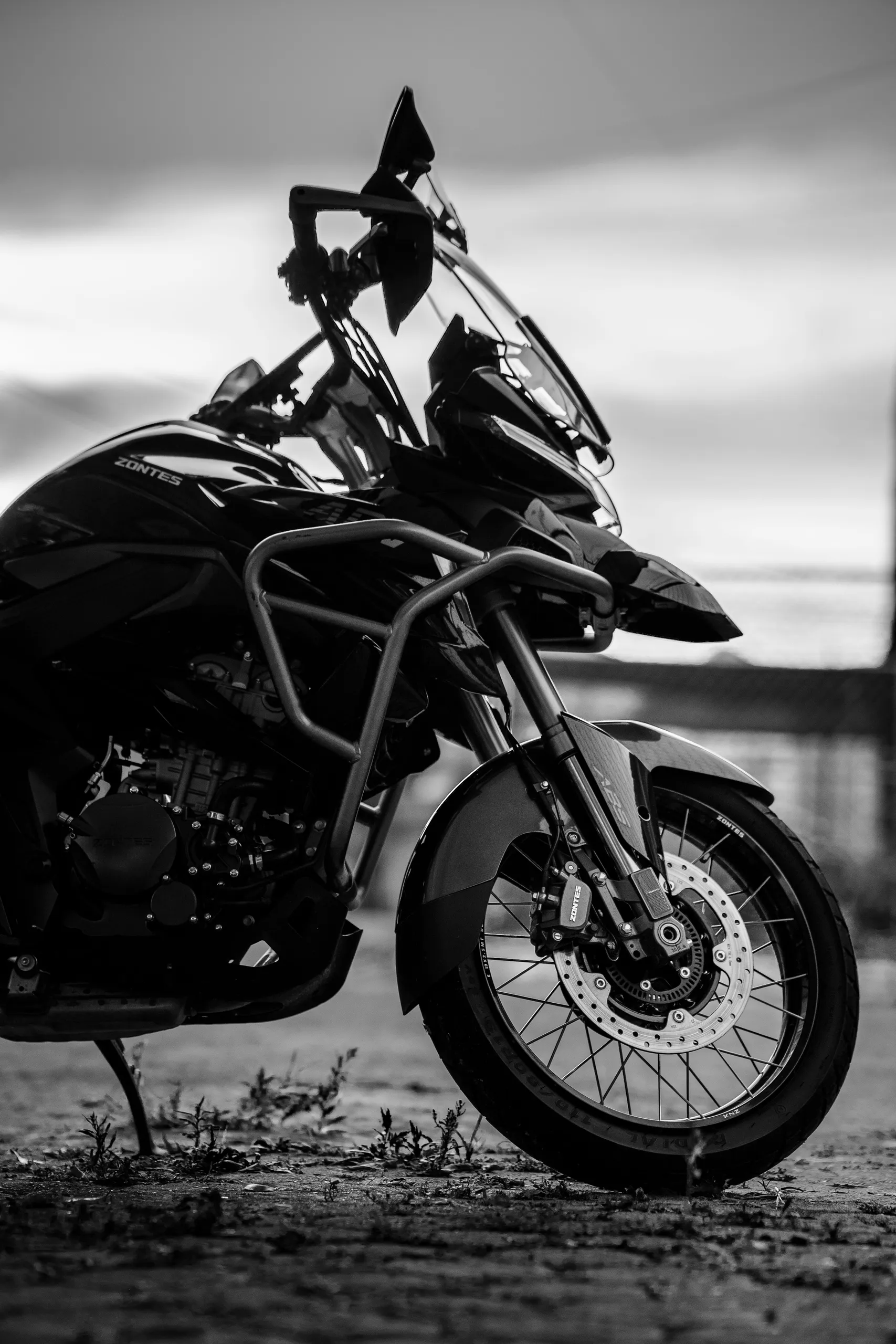 Zontes adventure motorkerékpár első része, bukócsővel és küllős kerékkel