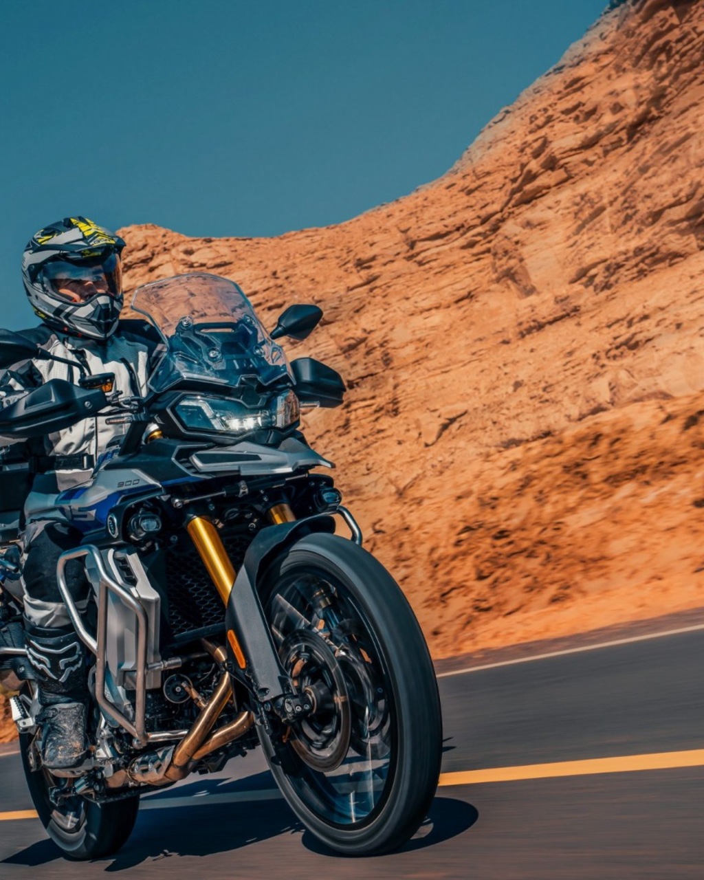 Voge 900 DSX adventure motor sivatagi úton