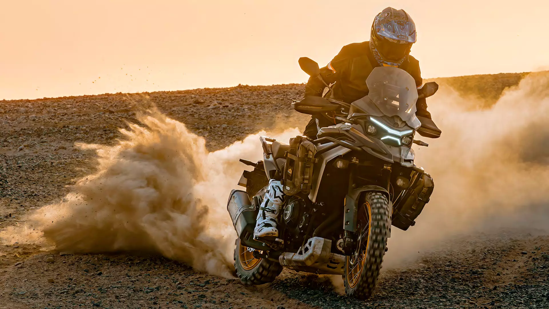 Kove 625X adventure motorkerékpár murván