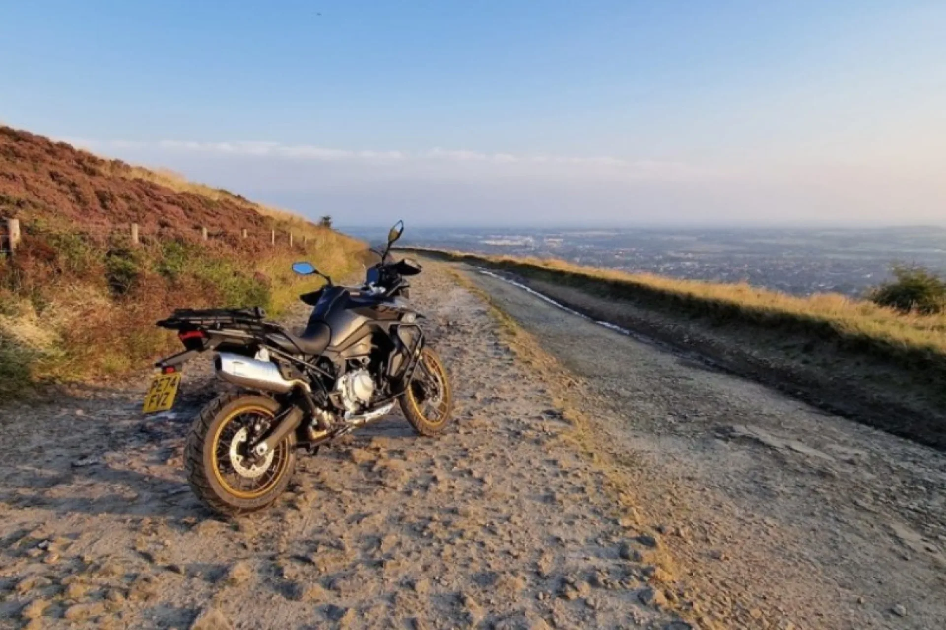 Voge DS900X adventure motorkerékpár naplemente fényben